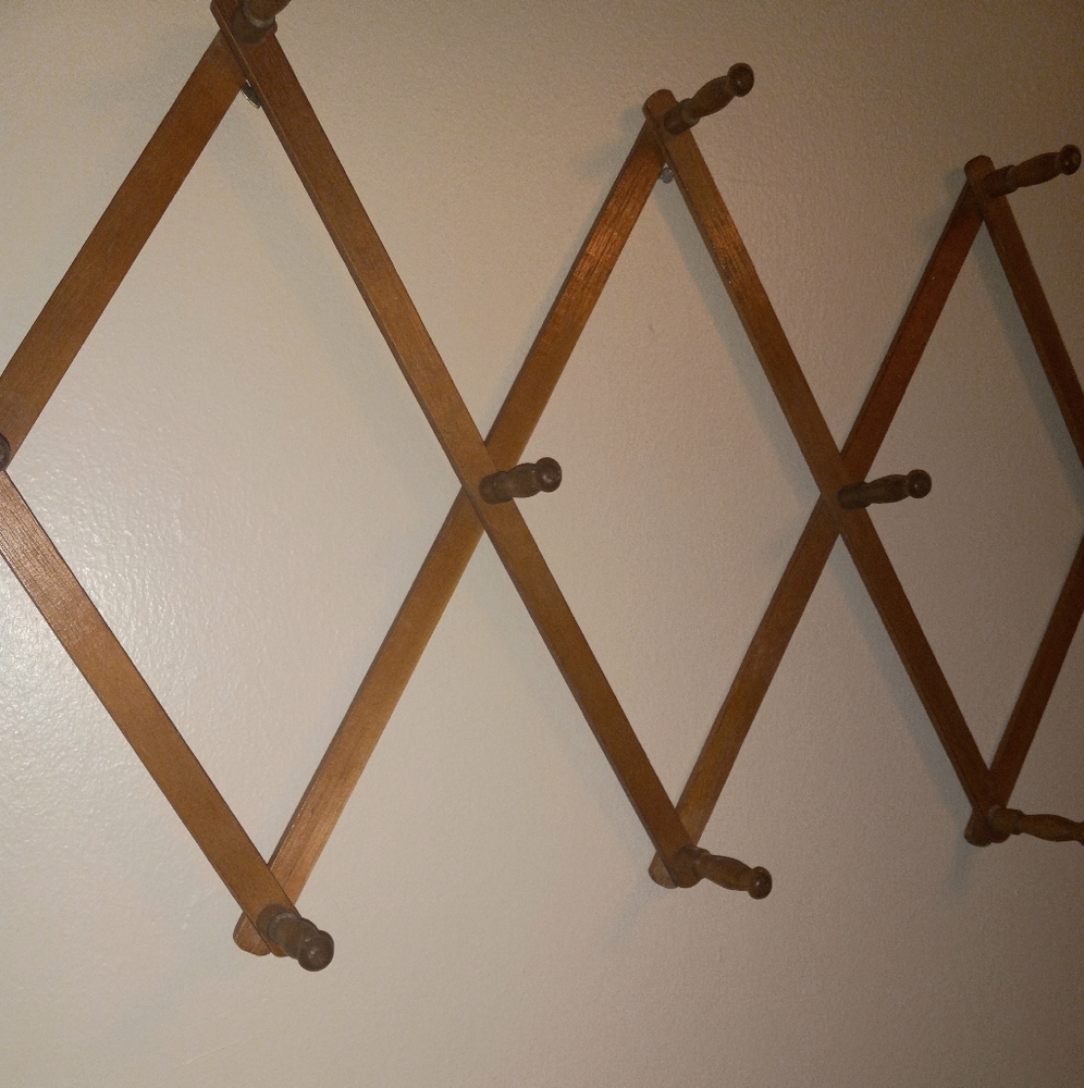 Expandable Wooden Hanging Rack - Picture 2 of 7